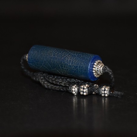 Grosse antike blaue Bakelitperle mit Silber Makramee Choker Halskette