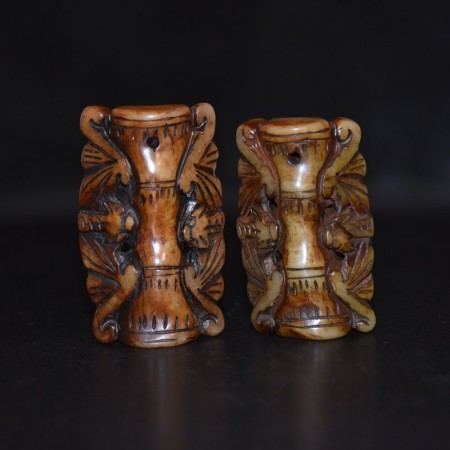 Paar geschnitzte Hongshan Jade Amulette