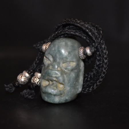 Grosse Olmec Jade Maske Anhänger Silber Makramee Halskette