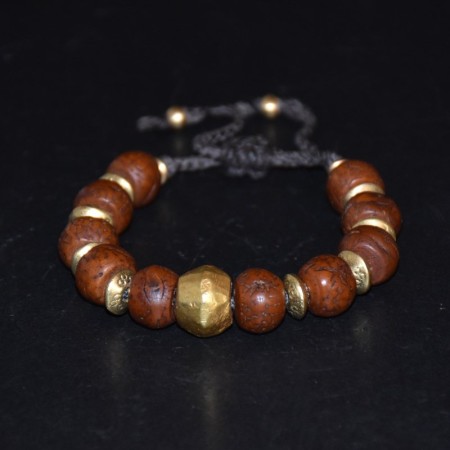 Armband mit alten Bodhi Baum Samenperlen kombiniert mit Messingperlen und einer grossen vergoldeten Metallperle aus Nepal