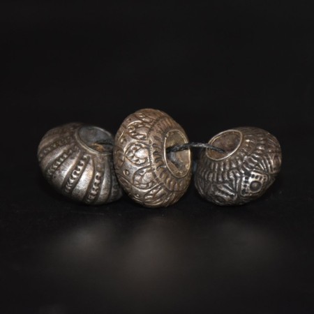 Drei grosse antike Prakeuam Silberperlen aus Thailand