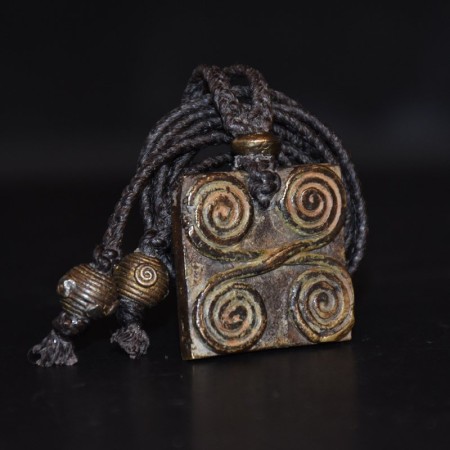 Antikes Akan Tribe Messing Gold-Gewicht Amulett mit Makramee Kordel