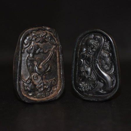 Zwei antike Hongshan Amulette aus schwarzer Jade