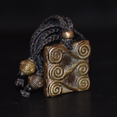 Antikes Akan Tribe Messing Gold-Gewicht Amulett mit Makramee Kordel