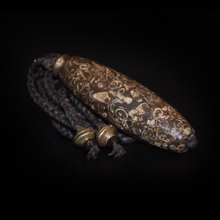 Antike islamische Fossil-Jaspis- und Messingperlen Makramee Halskette