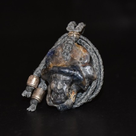 Geschnitztes Safir "Mann mit Hut" Amulett Silber Makramee Halskette