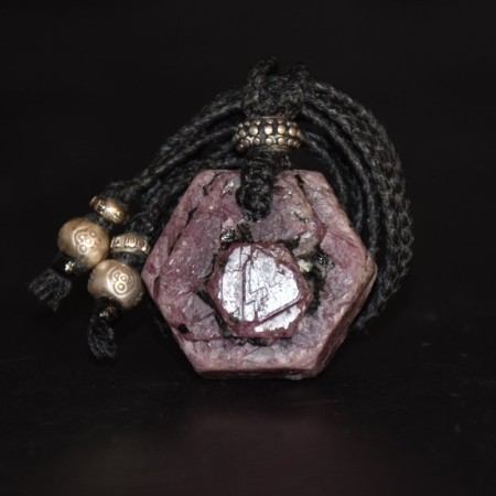 Hexagonaler Rubin Kristall mit Silberperlen Makramee Halskette