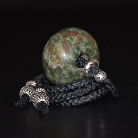 Riesige präkolumbische Jadeit Perle mit Silber Makramee Halskette