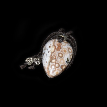 Orbicular Jaspis Amulett Silber Macramé Halskette