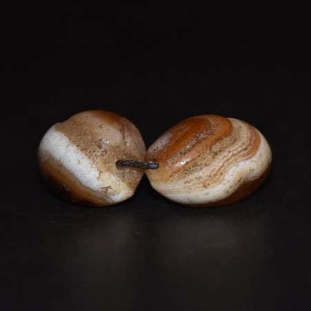 Zwei grosse ancient Achat Perlen