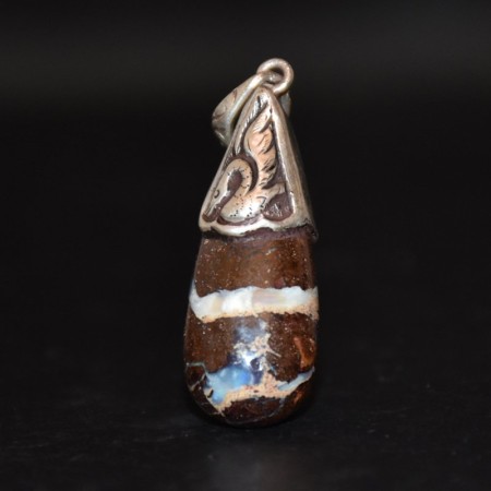 Alter gepunzter Silberanhänger mit Schwan-Motiv und einem Opal