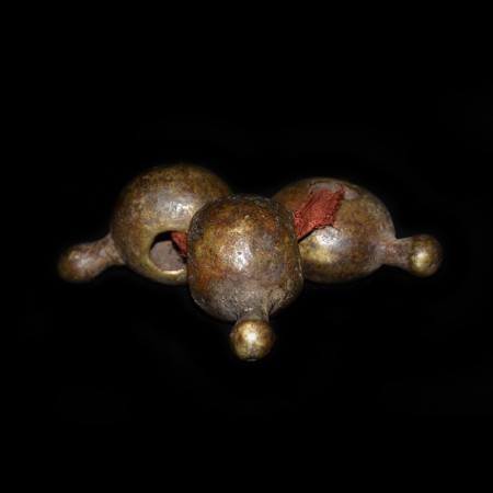 Drei massive grosse antike Bronze Perlen