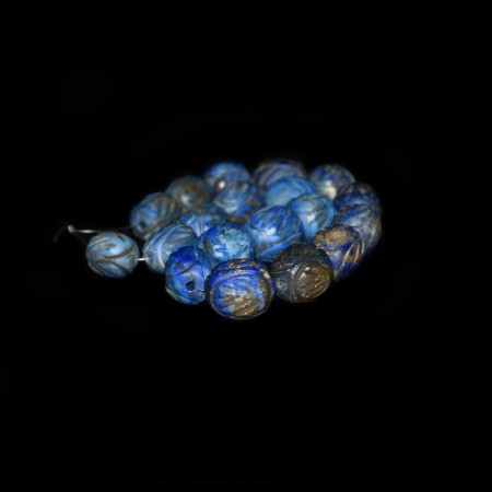 Strang mit antiken geschnitzten Lapis Lazuli Perlen