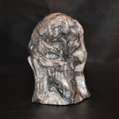 Totenkopf mit Kapuze Statue aus fossilem Jaspis