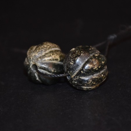 Paar antike grosse Jaspis / Serpentin Melonen Perlen