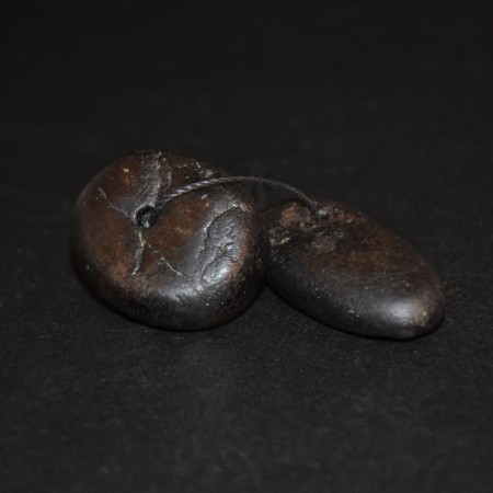 Zwei schwarze antike neolithische Steinperlen