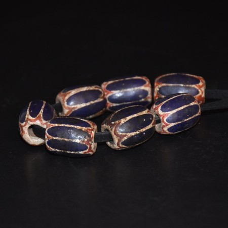 Sieben seltene antike Chevron Perlen aus Ton