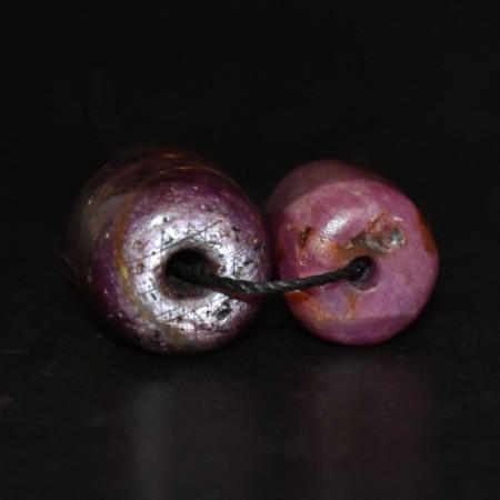Zwei grosse Korund Perlen / Safir & Rubin