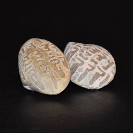 Zwei antike geschnitzte Muscheln mit islamischer Kalligrafie 