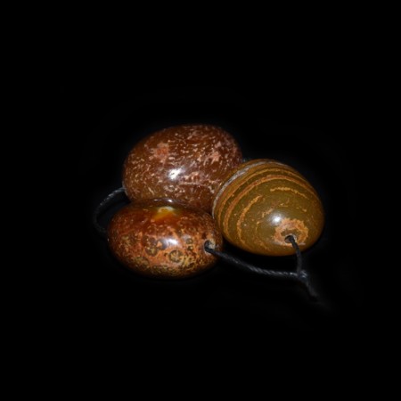 Drei antike Fluss-Achat Edelsteinperlen aus Afrika