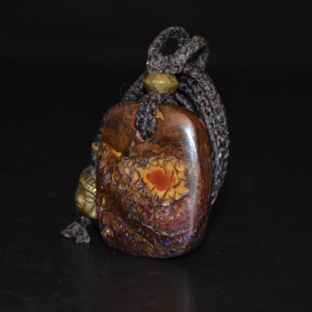 Grosses Koroit Boulder Opal Amulett mit Messingperlen Makramee Halskette