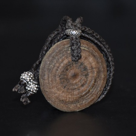 Seltene Cyclolit Fossil Korallen-Amulett Silber Makramee Halskette