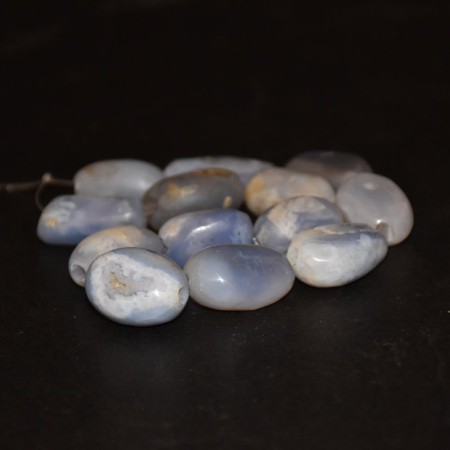 Seltener Strang mit 13 antiken blauen Kalzedon Perlen
