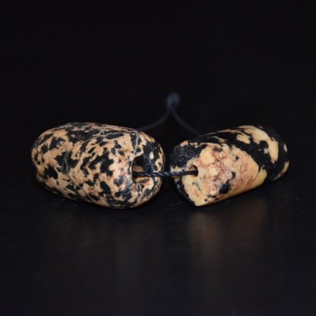 Zwei antike Granitperlen aus Mali