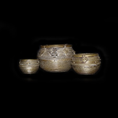 Seltenes Set mit drei antiken Dhokra Messing Behälter