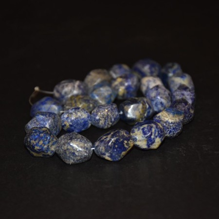 Seltener Strang mit alten facettierten Lapis Lazuli Perlen