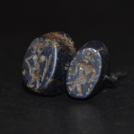 Zwei antike islamische Lapis Lazuli Siegelperlen