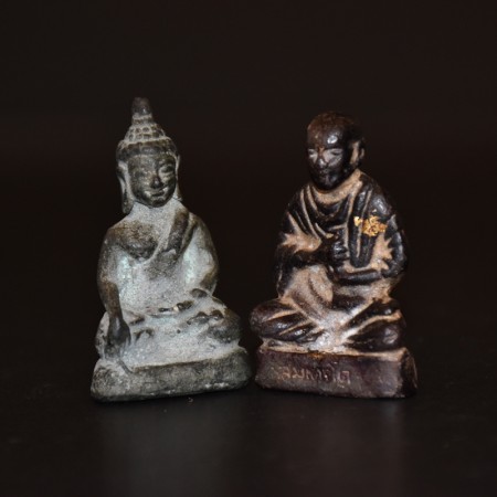 Zwei kleine schwere antike Buddha Statuen aus Metall