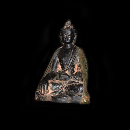 Antiker tibetischer schwarzer Buddha mit Seidenmantel
