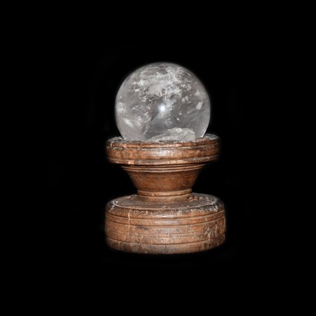 Grosse Bergkristall Kugel mit antikem Holzständer LED Lampe