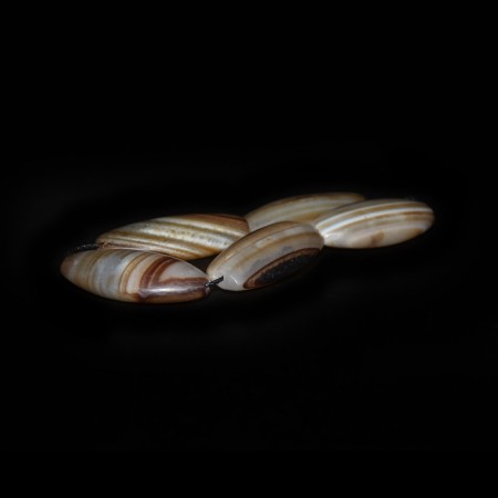 Kleiner Strang mit fünf antiken Achat Perlen