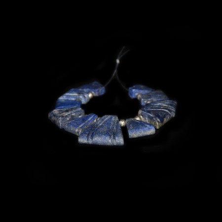 Strang mit elf antiken Lapis Lazuli Amulette