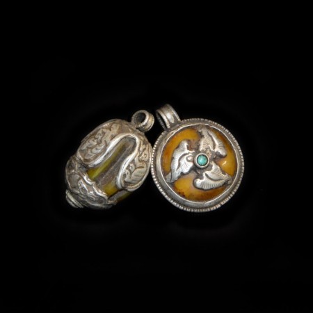 Zwei antike tibetische simulierte Bernsteinperlen Silber Amulette