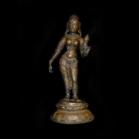 Sri Devi Statue mit Lotusblume