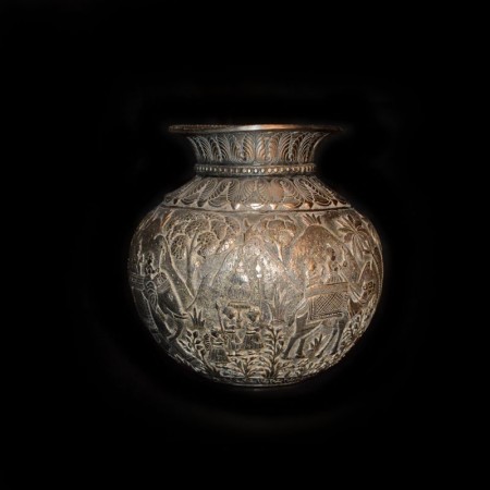 Antikes gepunztes Silbergefäss, Indien