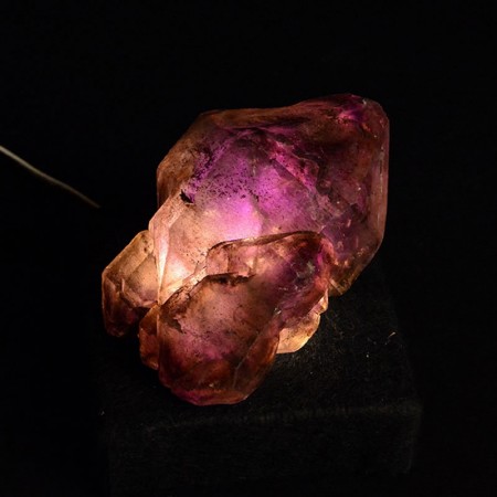 Doppelt terminierter Amethyst Rohkristall mit LED Licht