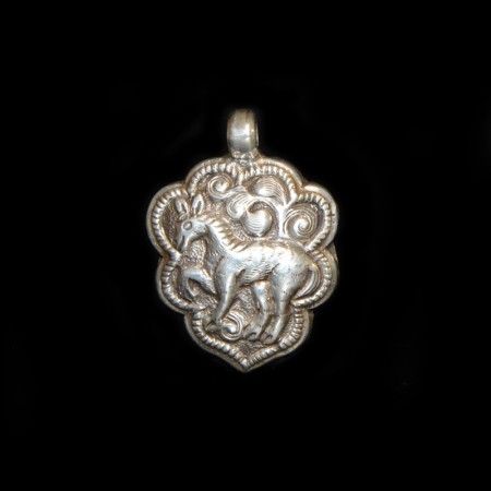 Altes gepunztes Silber Amulett aus Nepal