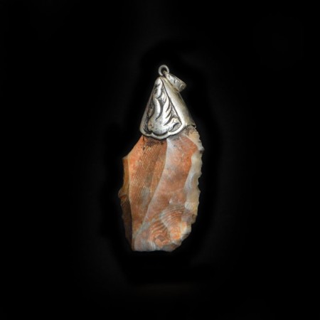Gepunzter Silberanhänger mit einem neolithischen Feuerstein